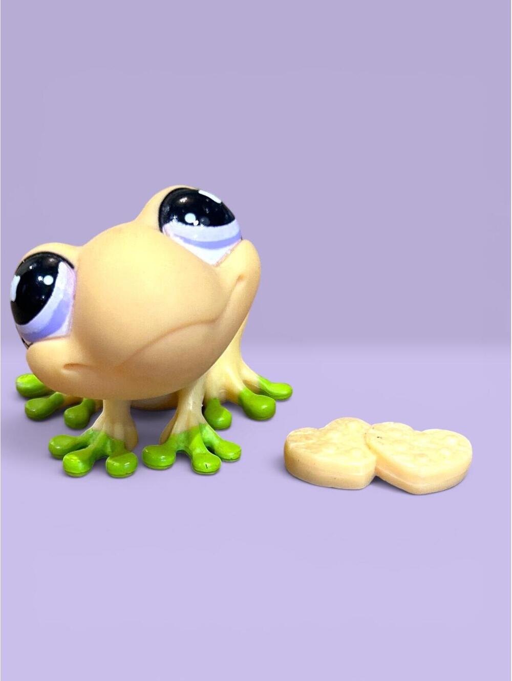 Littlest Pet Shop LPS Frog #928 with Hearts Accessory